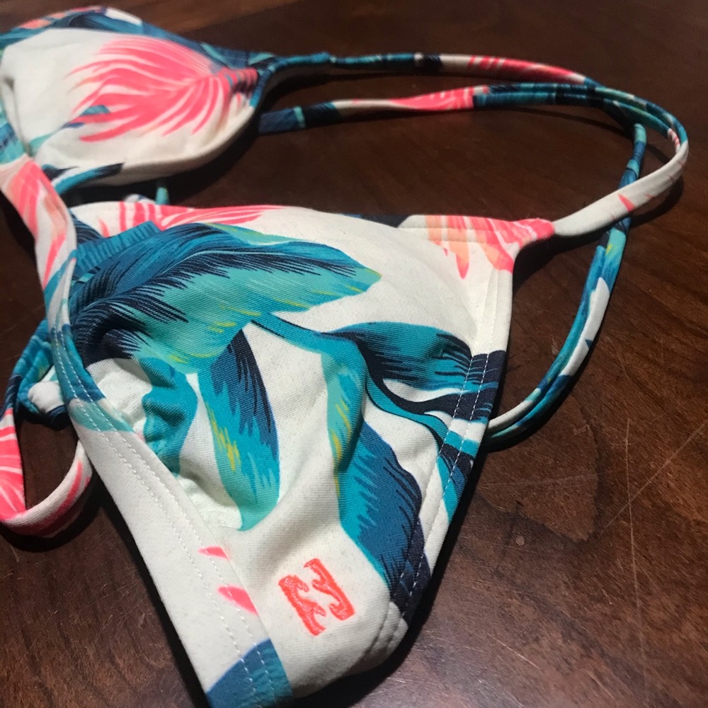 Women’s Billabong bikini top Size M